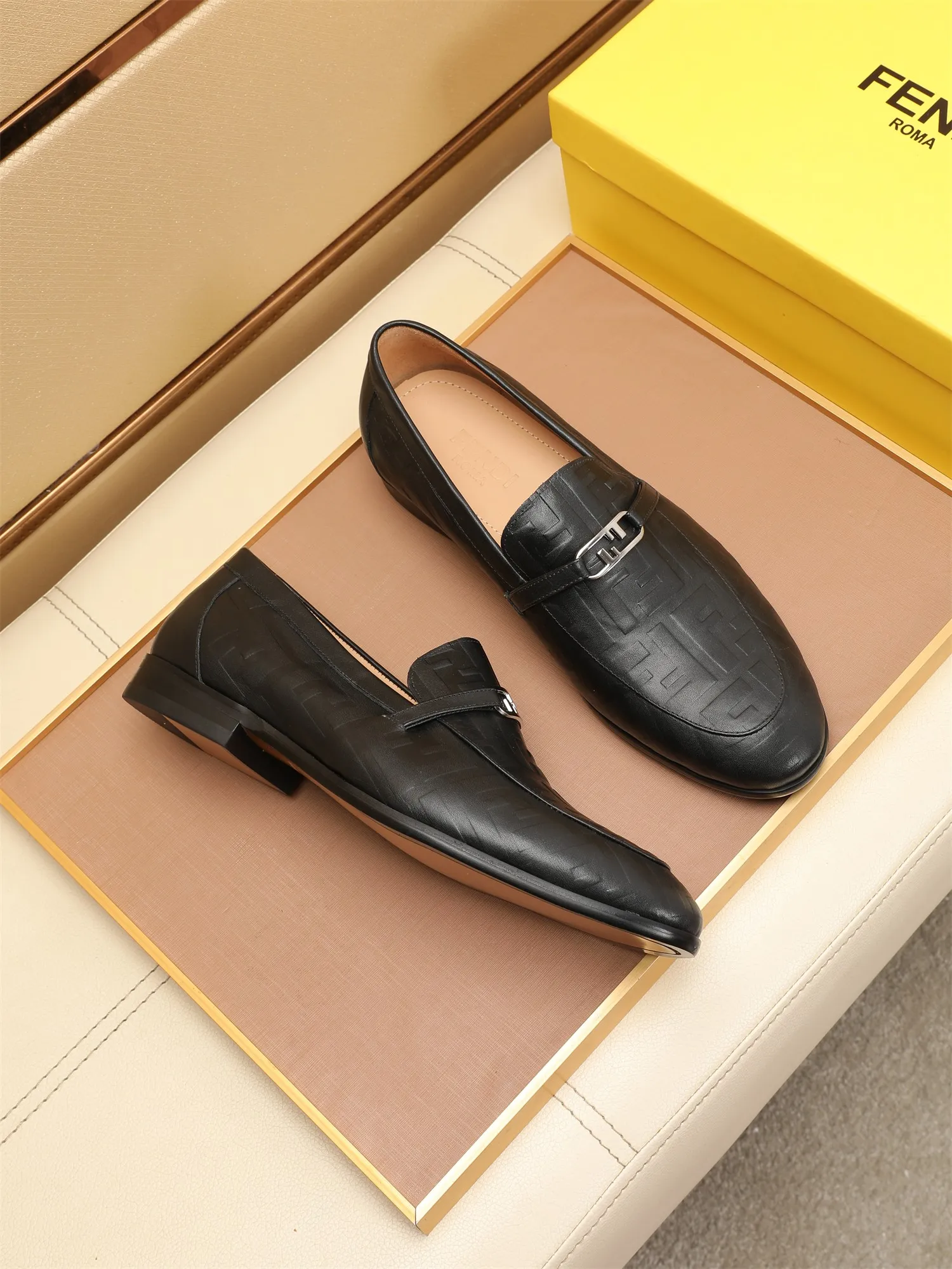 Men's shoes💰460 🕷🕷【FENDI】The latest men's formal leather shoes🇨🇳Classic series not to be missed💯The first layer is made of imported first-layer cowhide☘Original quality, the leather is smooth and delicate🎋Awesome version, perfect streamlined outline🍇Cowhide lining, size 38-44 (customized at 45.46)...
